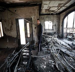 مواطنون يتفقدون منازلهم التي أحرقها المستعمرون مساء أمس خلال هجومهم على قرية دير الحطب شرق مدينة نابلس